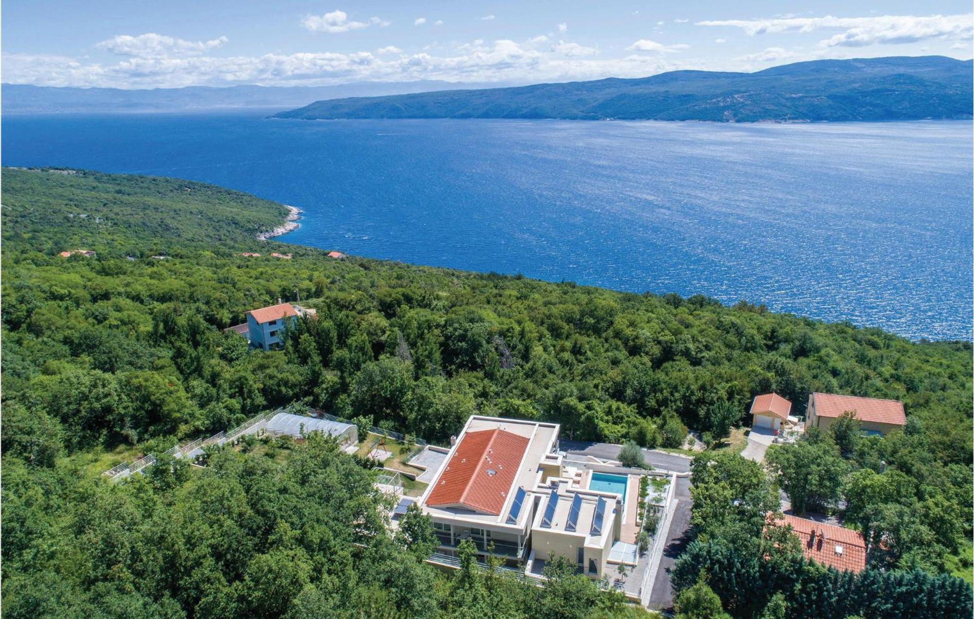 Nice Apartment In Plomin With Jacuzzi 外观 照片